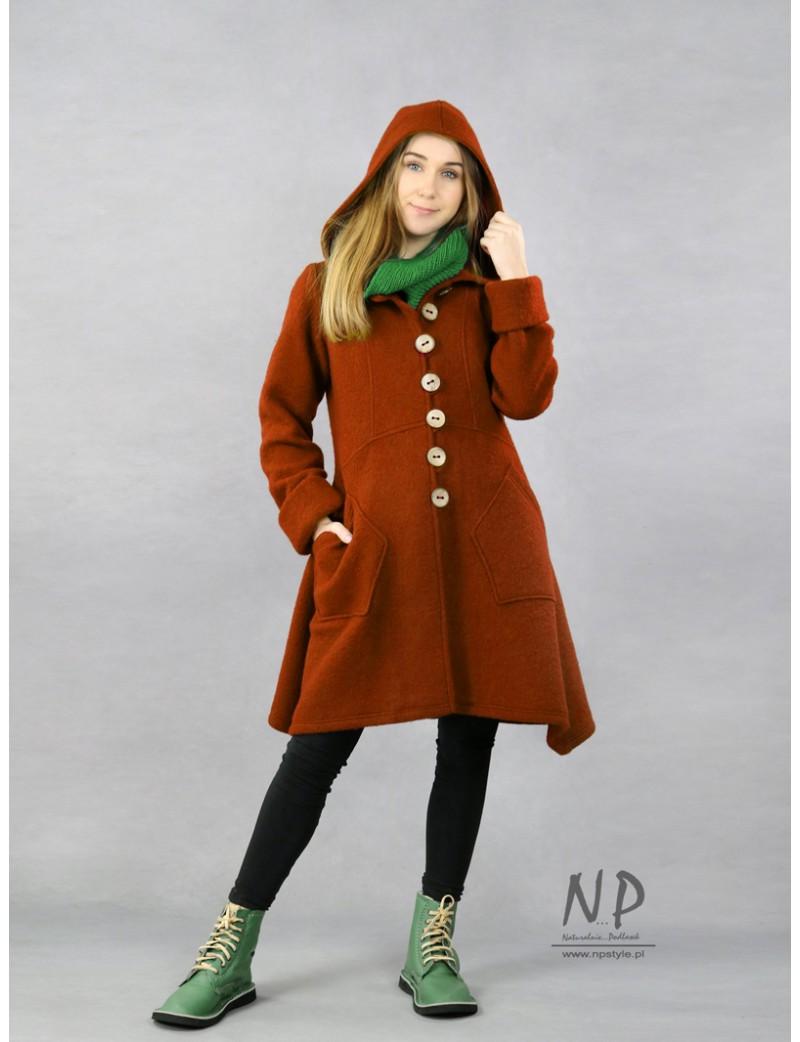Stylizacje z rudym płaszczem