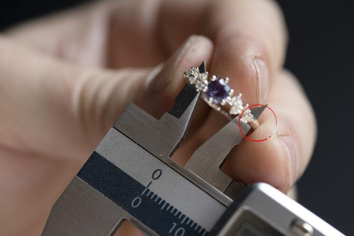 Suwmiarka w jubilerstwie