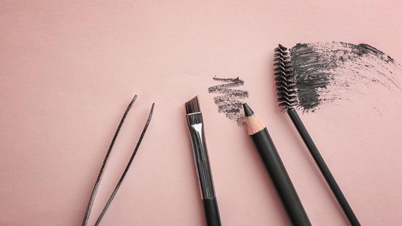 Odkryj najlepsze kosmetyki do malowania brwi, które odmieniają twój makijaż