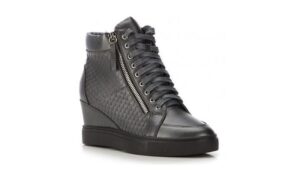 Jak dobrać idealne buty na koturnie do sukienki?