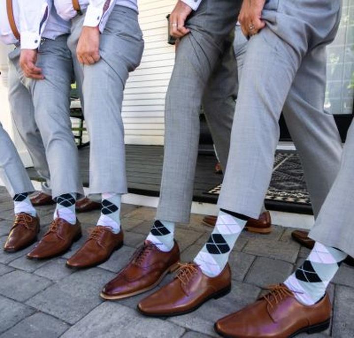 Jakie skarpetki wybrać do szarego garnituru i brązowych butów?
