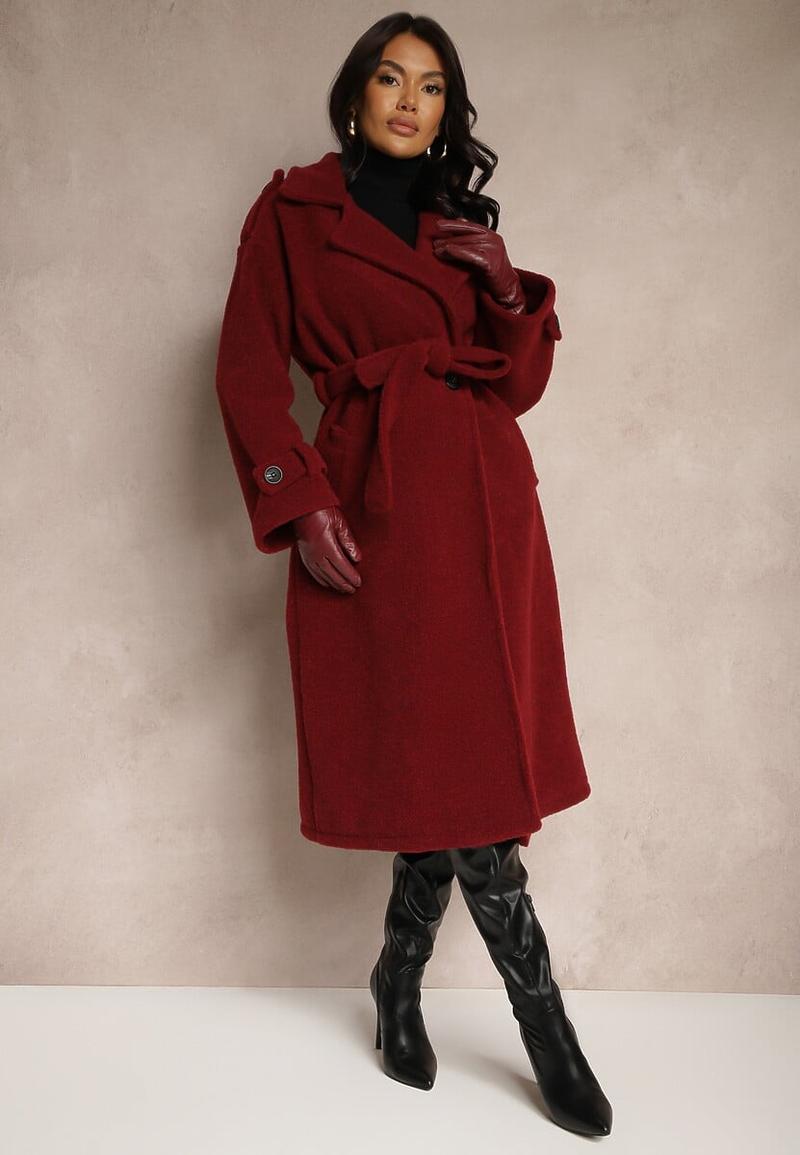 Buty do czerwonego płaszcza