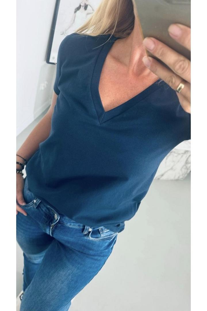 Szycie dekoltu w serek