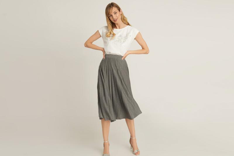 Jaka spódnica będzie idealna dla niskiej sylwetki? Sprawdź nasze porady!