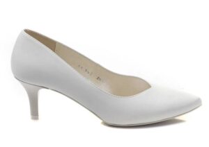 Sekrety idealnego dopasowania: jaki kolor butów do sukni ślubnej ecru wybrać?