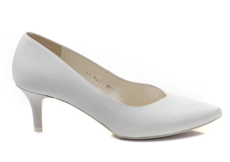 Sekrety idealnego dopasowania: jaki kolor butów do sukni ślubnej ecru wybrać?