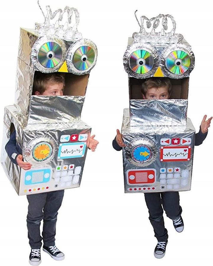 Strój robota z kartonu