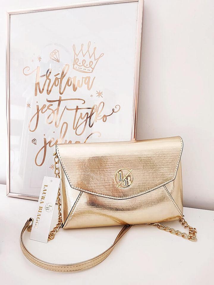 Stylizacje ze złotą torebką