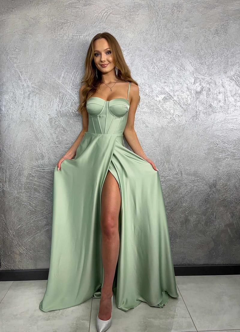 Jakie buty idealnie dopełnią miętową sukienkę?