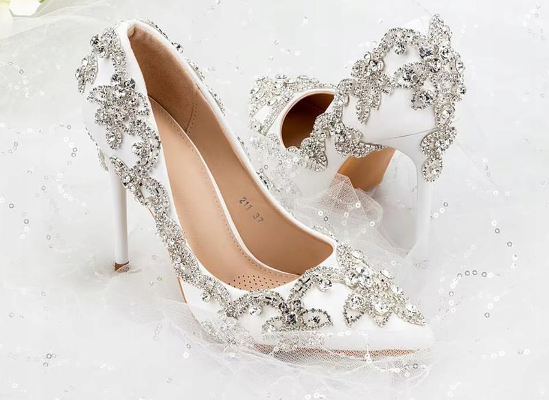 Perfekcyjne buty do letniej sukienki na wesele – wybierz idealny model na wyjątkową okazję!