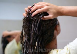 Skuteczne metody na to, jak domyć skórę po farbowaniu włosów