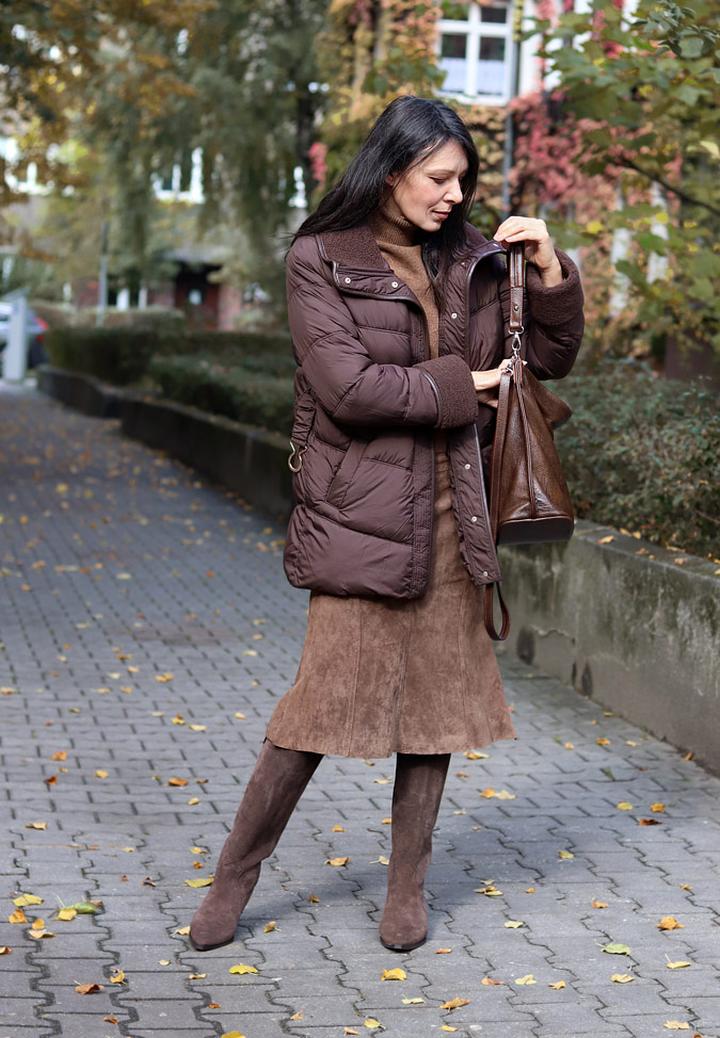 Sneakersy do brązowej kurtki