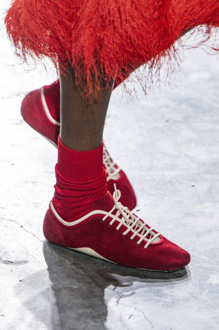 Sneakersy do letnich stylizacji