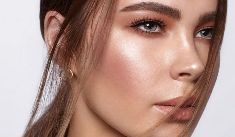 Utrwalanie makijażu lakierem do włosów