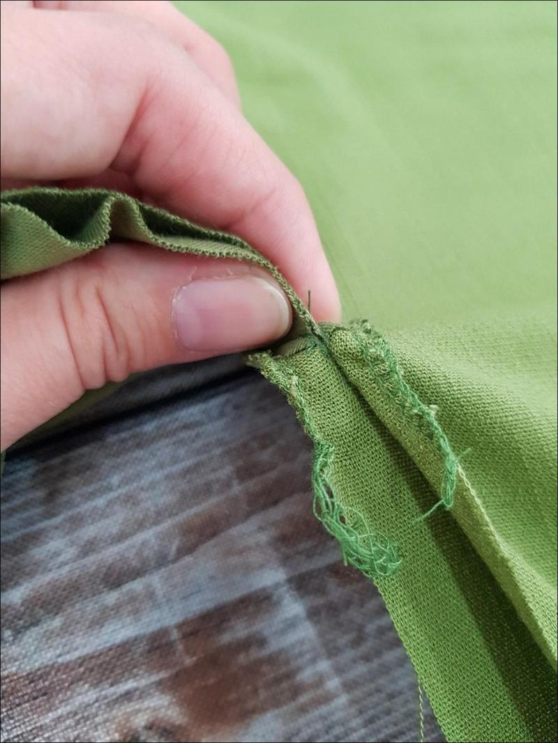 Stylowe rozwiązania: Jak zrobić rozcięcie w spódnicy i dodać charakteru swojej kreacji