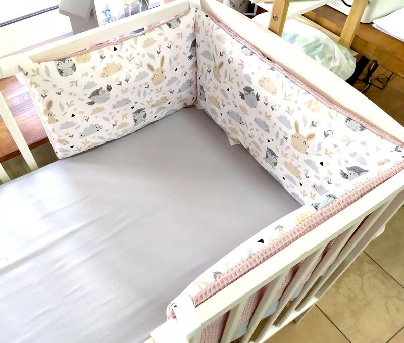 Szyjemy z sercem: poradnik, jak uszyć ochraniacz na łóżeczko dla Twojego maluszka