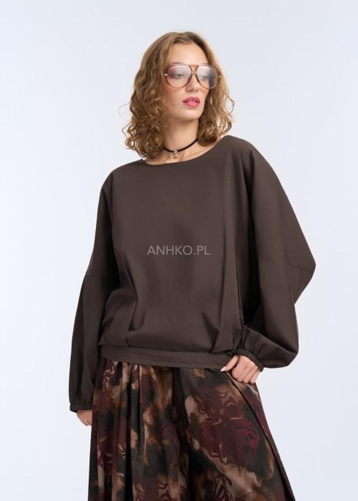 Stylizacja z brązową spódnicą